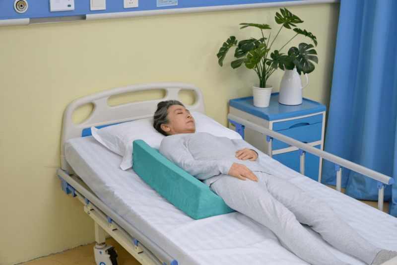 老年护理:家庭照顾与专业机构的双重关注